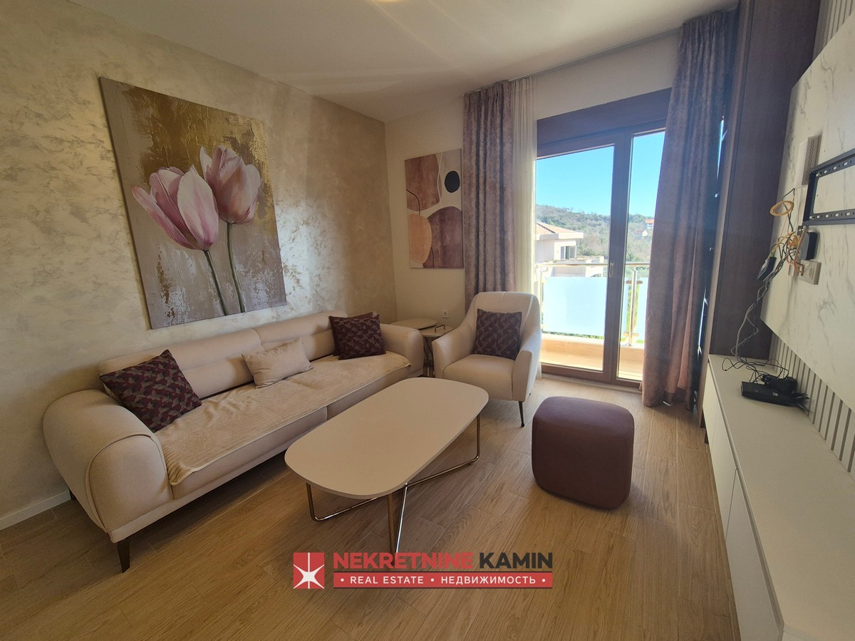 Prostran i lijepo opremljen trosoban stan+2 parking mjesta, Radanovići